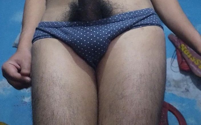 Lustyizlife: Azgın Hintli genç çocuk mastürbasyon yaparken ve okşuyorken üvey kız kardeşinin sutyenini...