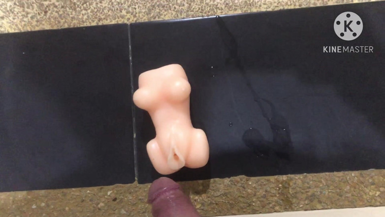 Magoculionero: Masturbatie met plastic pop grote lul