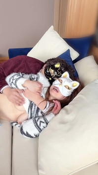 Pe canapeaua camerei de aventură, cei doi împart un sărut pasional și încep să facă sex pentru a-și împărtăși dragostea profundă.