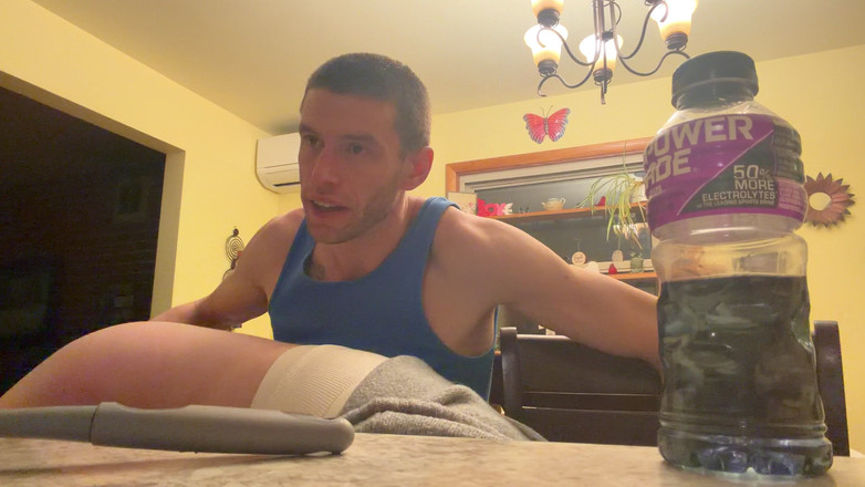 Alpha stud 4 u: Ohbíte Emo holku přes kuchyň. Stolička ve jasné vzdušné kuchyni...