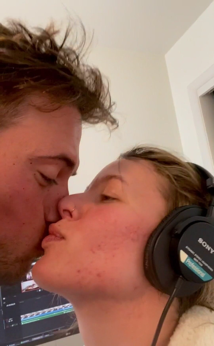 Kate Marley: Malé akty lásky, rychlé sání, polibky a objetí udržovat milovníky...