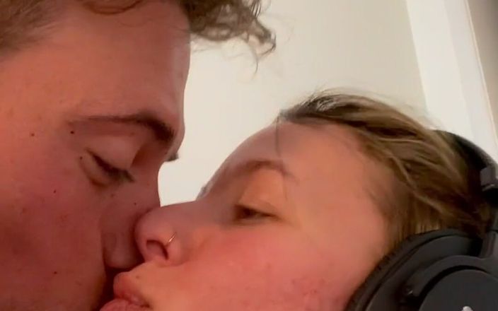 Kate Marley: Little Acts of Love, Supt rapid, sărutări și îmbrățișări întrețin iubiții între sesiuni pasionale...