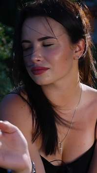 Seksowna brunetka kochanie pali