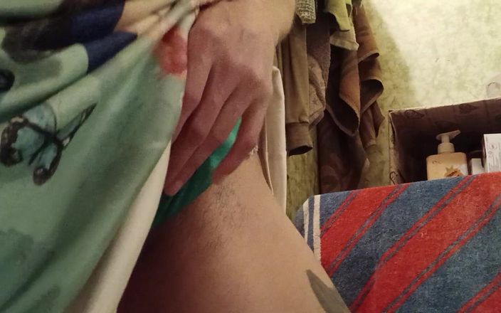 Lesbian-illusion: Vóór de lessen in de badkamer trek ik mijn harige...