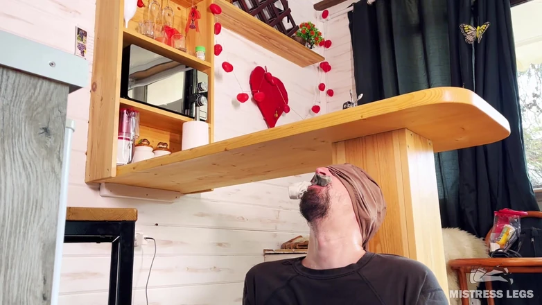 Mistress Legs: Снимай мои грязные носки и снимай мои ступни в рабский рот под столом