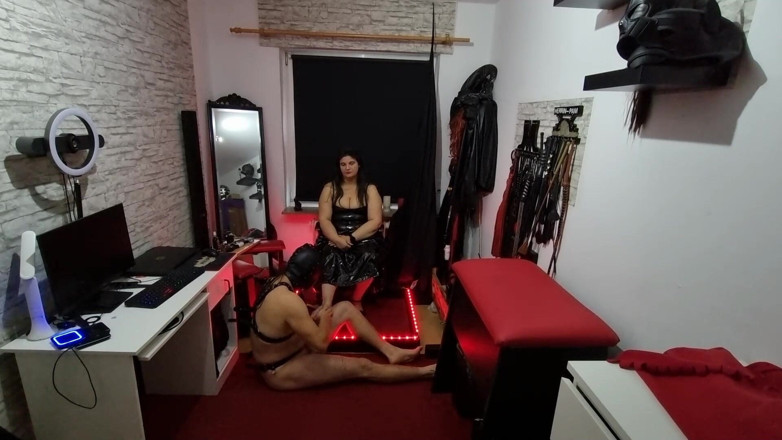LadyPam: La milf formosa domina il sottomesso mascherato sulla panchina rossa