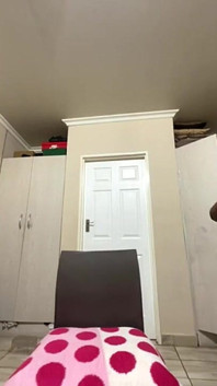 Vollbusige bBW-MILF striptease & tittenspiel