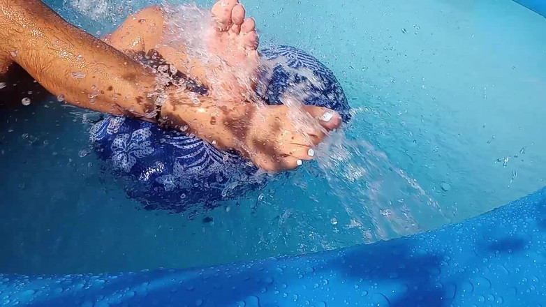 Midsouth Foot Fetish: お尻と足裏を見せびらかす