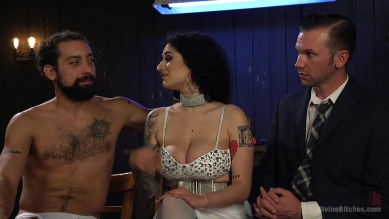 Divine Bitches by Kink: Uno depimentamento del cornuto nel seminterrato