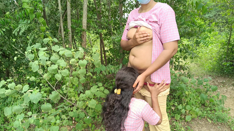 Magilmathi: Studentin in college-uniform im freien