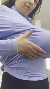 Cycata dziwka cycki związane pod sweterem