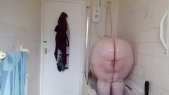 SSBBWLadyBrads: 超级肥胖的女郎在淋浴时被婴儿油覆盖