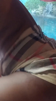 Scopando il mio cuscino e sborra così forte
