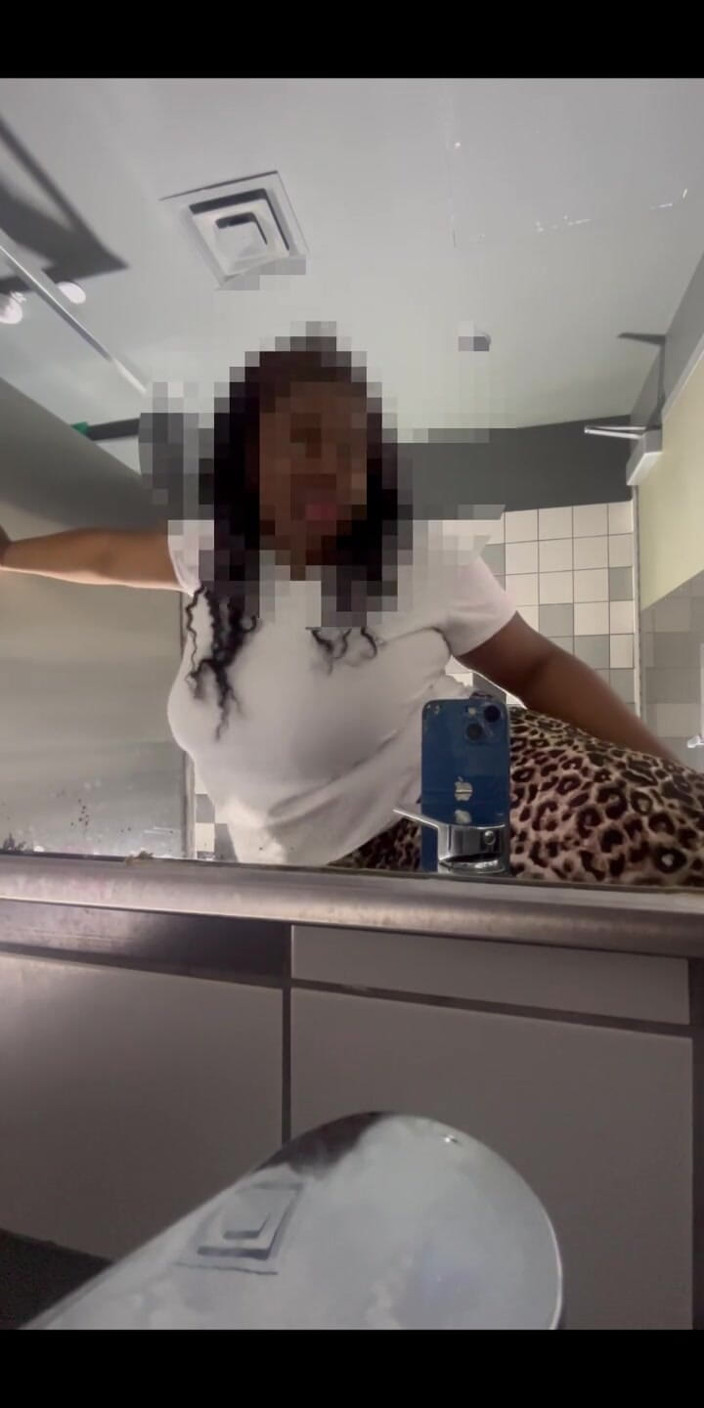 Anye Meshell: Що б ти зробила, якби знайшла мене під своєю ялинкою!