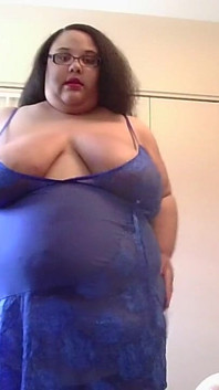 Aku lagi pamer baju dalam baruku dengan lingerie seksi