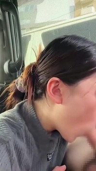 Dört patlayıcı bitiş. Oral seksten boşalmaya kadar her sürprizi sakin karşılayan I-cup güzeli.
