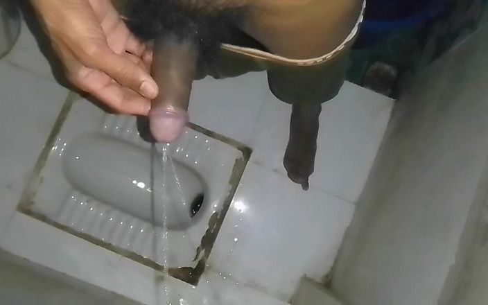 Chet: Natursekt im badezimmer, schwarzer großer schwanz, indischer mann