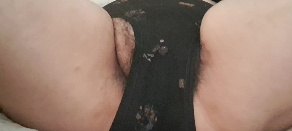 Mommy big hairy pussy: Masturbace s kalhotkami