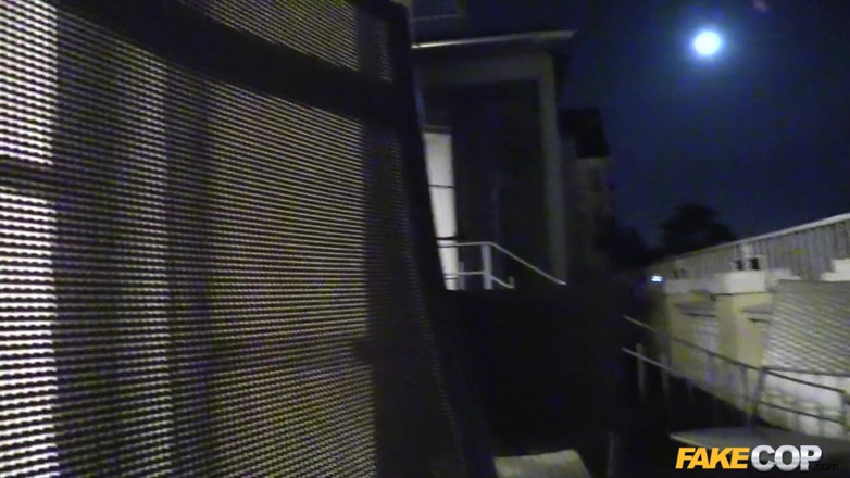 Fake Cop: Fals polițist pervers în uniformă de polițist fute o blondă britanică...
