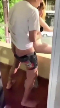Teen magra scopata in balcone sesso