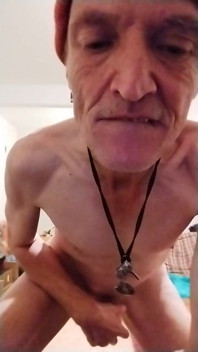 Nudo Con Un Berretto Arancione!