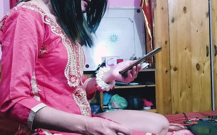 Bolly Karma: 热辣熟女在吮吸鸡巴之前被抽烟