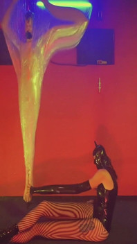 Dominatrix meesteres April Kittens prooi voor meesteres