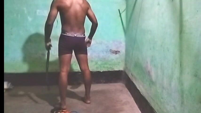 Desi Tits: Gim teman gay berotot selepas senaman lucah gay batang besar