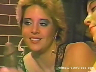 Homegrown Interracial: Duas senhoras brancas vintage chupam pau preto