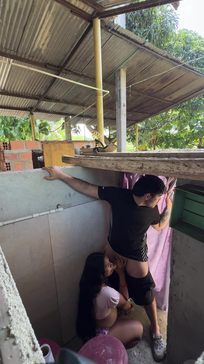EMY_AND_JONH: Geile stiefschwester ruft die stiefcousine ihres ehemanns aus dem badezimmer,...