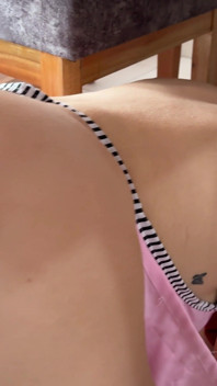 Come scusa per scopare il mio fratellastro finge di rimanere bloccata in modo che possa mettermi il suo enorme cazzo dentro