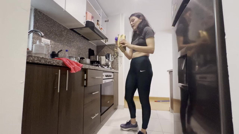 scarlettandc: 我的女同性恋继妹帮我洗衣服