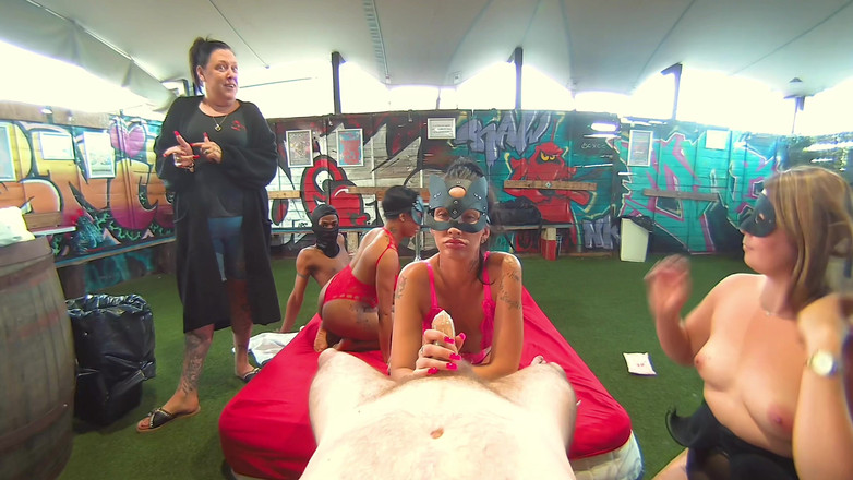 BangAfan: Sex în grup invers - trei fete sug o pulă