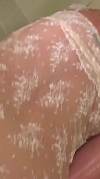 MILF blonde yang tidak pernah kenyang mengambil setiap zakar tebal yang ditawarkan