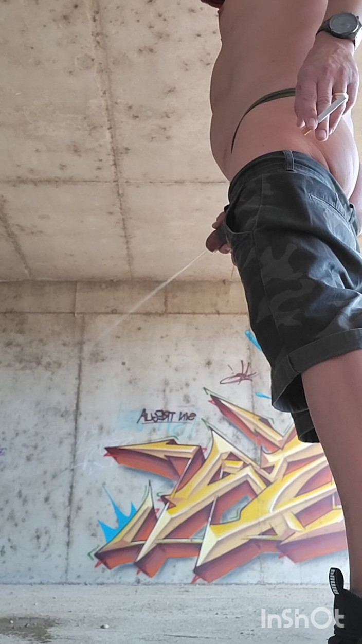 Morbosete000: Пісяння на свіжому повітрі та демонстрація стрінгів