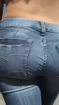 Hete shemale masturbeert hard en bedekt het lichaam in eigen sperma - self cumshot ontploffing