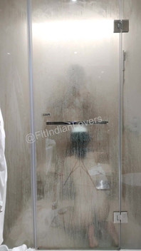 Cuplu indian desi în formă care face sex erotic incitant la duș