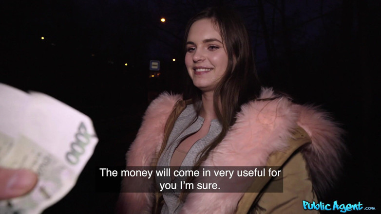 Public Agent: Agent - Taylee Wood, étudiante de 20 ans, exhibe ses gros nichons