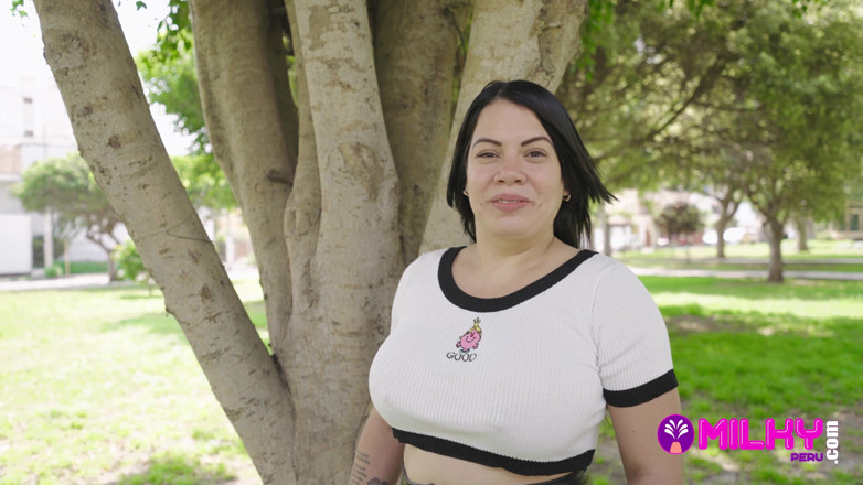 Milky Peru: Tante seksi luhana dengan toket besar dan memek aduhai