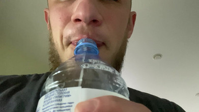 Hunky time: Alpha Mengisi Botol Dengan Air Liurnya