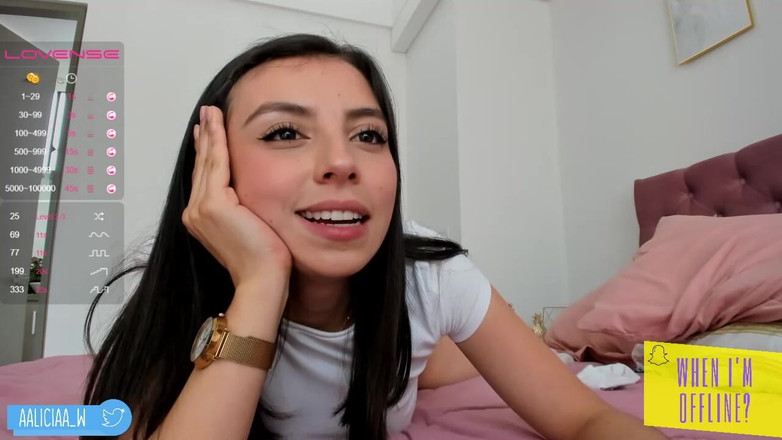 Cute Alice: かわいいアリスはたるんで青白く裸のお尻をカメラに向かって揺らす。彼女は君の膨らみの上であんな風に動くのが大好きだよ。