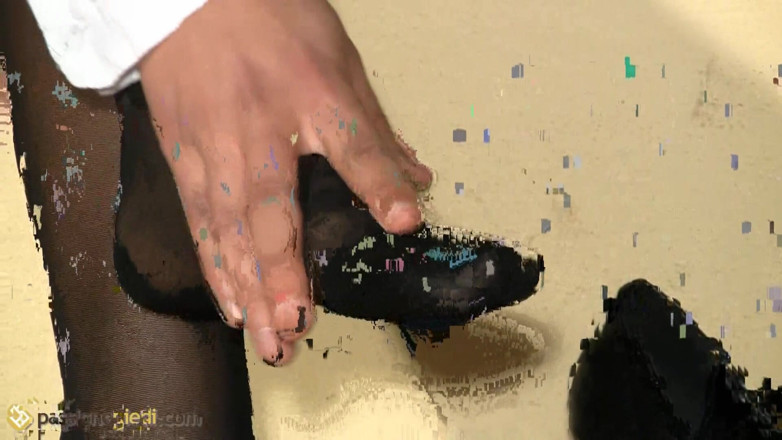 Foot Fetish HD: Barbara, stunning brunette rubs her sexy feet