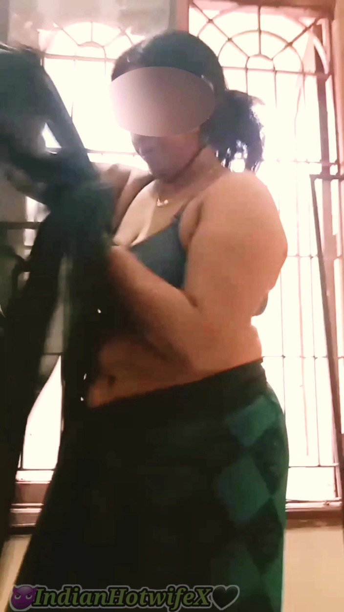 RenuRaj: Desi tamilská baculatá manželka Lux Saree nosí škádlení Ukazuje prsa břicho...