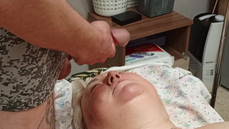 Zona901: Sousedka dostane do úst sperma poté, co si vyhoním ptáka