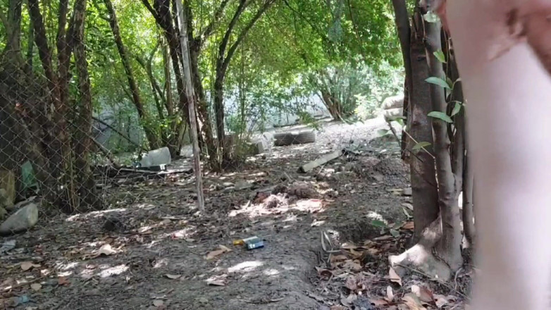 Kitty_Cross: 숏물이 흐르는 플로럴 스커트를 입은 귀여운 펨보이