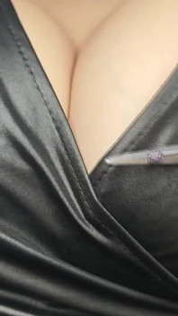 非常に長いスティレットの釘とレザーブーツ崇拝