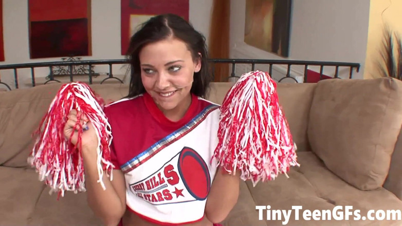 Tiny Teen GFs: Sexy teen roztleskávačka sex staršího muže