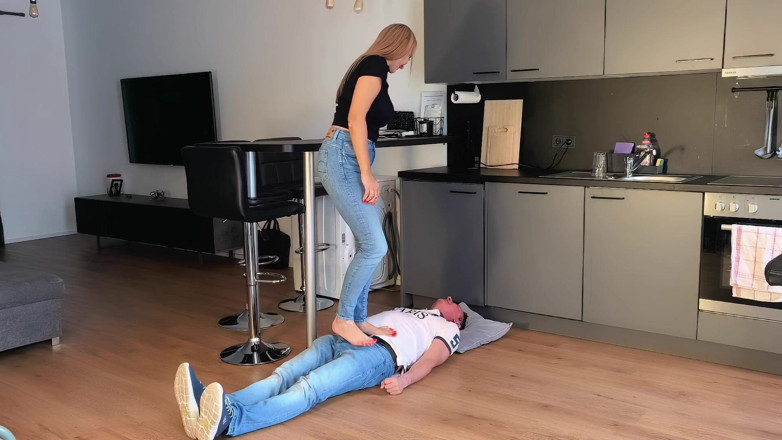 Goddess Lena: Calpestare a piedi nudi
