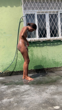 Schiava sottomessa si rade e fa il bagno