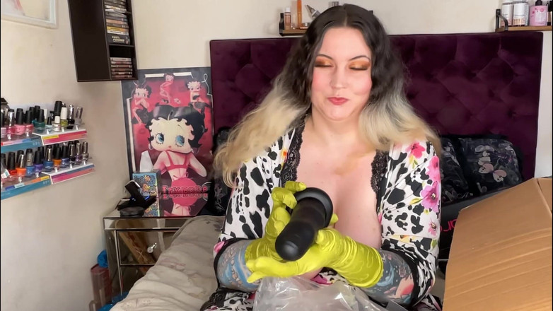 MissFFW: Smutsig hora unboxing hennes nya leksaksval